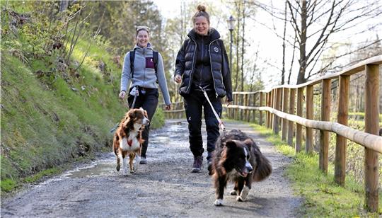 Glücklich, aber erschöpft kommen die zwei- und vierbeinigen Teilnehmer in das Zeltlager gewandert. Foto: Neuendorf