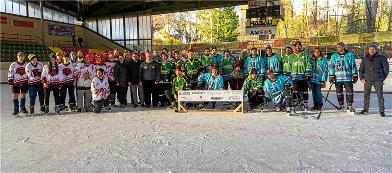Pondhockey-Finale steigt in Braunlage Glücklich nach zwei Tagen Pondhockey: Teilnehmer und Organisatoren stellen sich zum Gruppenbild. Das Spiel auf dem Kleinfeld und auf kleine Tore hat seinen ganz besonderen Reiz. Fotos: Drechsler/Radermacher