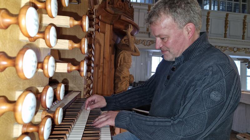 Glücklich über die neue Goll-Orgel ist Marktkirchenkantor Arno Janssen. Es fühlt sich für ihn seit der Sanierung vor zwei Jahren so an, wie in einer anderen Kirche zu spielen.