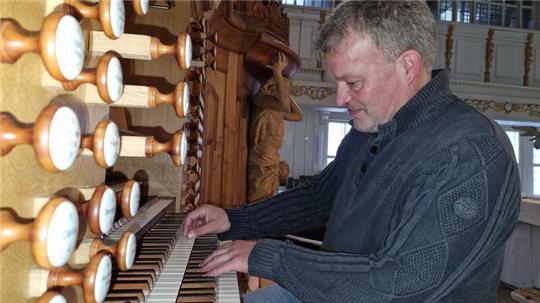 Glücklich über die neue Goll-Orgel ist Marktkirchenkantor Arno Janssen. Es fühlt sich für ihn seit der Sanierung vor zwei Jahren so an, wie in einer anderen Kirche zu spielen.