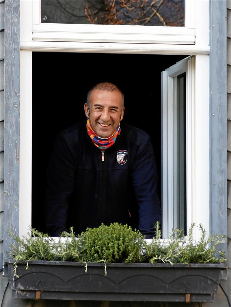 Eine Woche Urlaub, 9 Wochen Albtraum Glücklich, wieder zu Hause zu sein: Mahmut Kartal hat eine Corona-Infektion überstanden und weiß, wie es sich anfühlt, wenn das eigene Leben am seidenen Faden hängt. „Ich hatte ein Gesicht wie eine Leiche“, berichtet er. Die Zeiten sind vorbei. Während der Quarantäne grüßte er, wie für dieses Foto, mit Abstand aus dem Fenster über seinem „Aubergine“. Foto: Epping