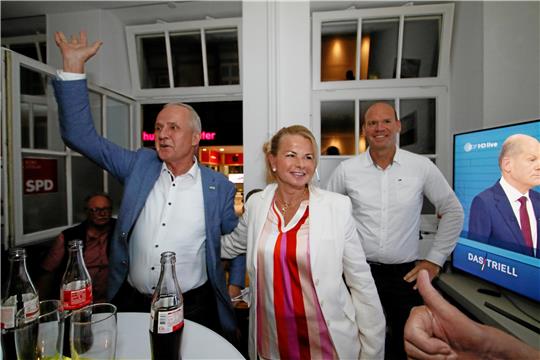 Glückselige Genossen: Noch-Landrat Thomas Brych zeigt schon nach dem ersten Wahlgang am 12. September die Richtung für die neue Oberbürgermeisterin an. Urte Schwerdtner freut sich – auch, weil Martin Mahnkopf im Hintergrund Regie geführt hat. Und schaut dort nicht noch ein weiterer SPD-Wahlsieger auf dem Bildschirm aus dem Bild heraus?