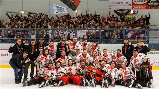 Glückseligkeit in Farmsen: Die Harzer Falken und ihr Anhang feiern die erneute Meisterschaft in der Eishockey-Regionalliga Nord.