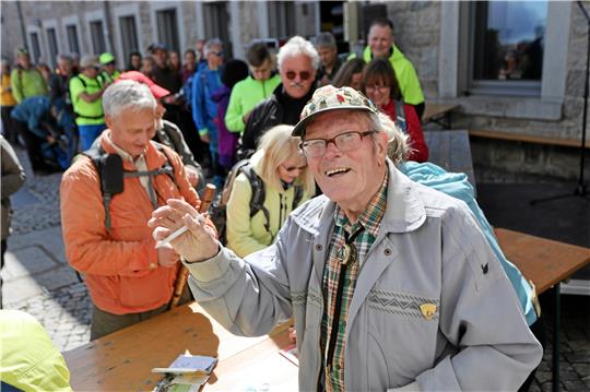 Glückwünsche: Fans von Benno Schmidt aus Wernigerode gratulieren dem Rekordwanderer zu dessen 90. Geburtstag und zum 9000. Brockenaufstieg. Fotos: Bein