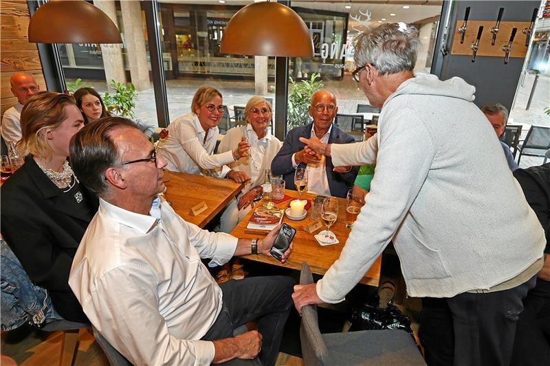 Das limitierte Interesse der Goslarer am Bürgerentscheid Glückwunsch an die Investoren-Familie Tessner: Der Braunschweiger Stadtplaner Walter Ackers gratuliert zum Sieg beim Bürgerentscheid. Kurz zuvor hat er sich noch furchtbar über eine Stellungnahme von World Heritage Watch geärgert. Fotos: Epping