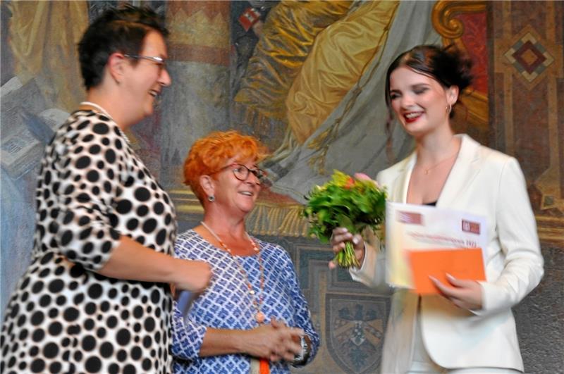 Glückwunsch zum Goslarer Zonta-Preis (v. li.): Präsidentin Birgit Münnich und Vize Claudia Kreisel ehren 1,0-Abiturientin Helena Suckstorff. Foto: Heine