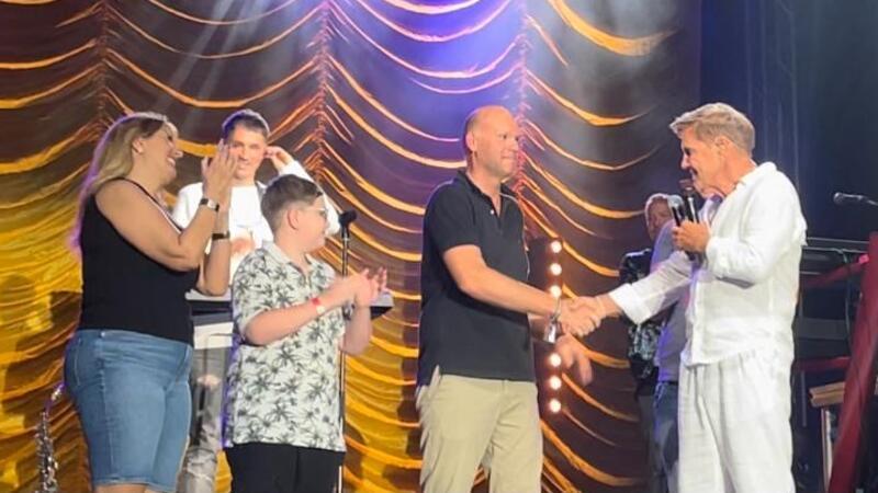 Glückwunsch zum Sieg: Dieter Bohlen (r.) gratuliert Martin Mahnkopf zum Sieg im Mini-Contest auf der Osteröder Bühne. Der Vienenburger setzt sich gegen drei Konkurrenten durch und gewinnt ein T-Shirt.