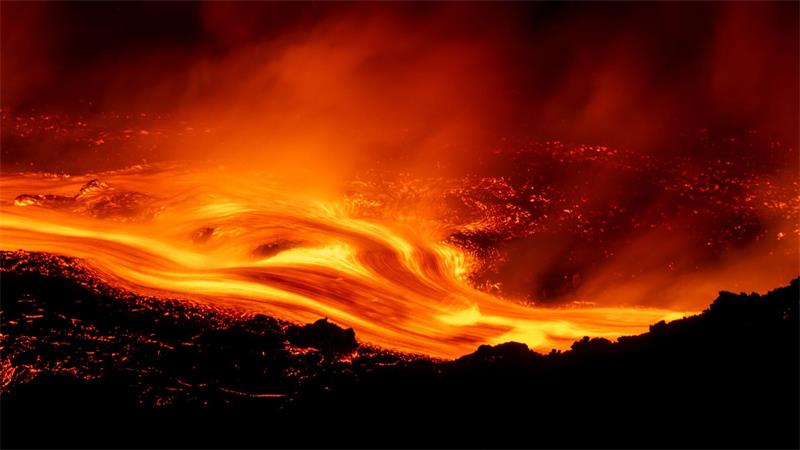 Glühende Lava strömt während des jüngsten Ausbruchs den Ätna hinab.