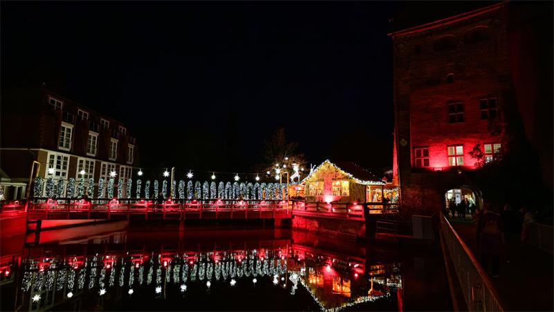 Glühwein und funkelnde Lichter - in Lüneburg hat ein Wintermarkt geöffnet. 