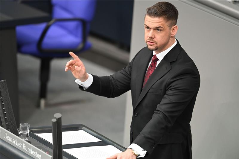 Bundestag hebt Immunität des AfD-Abgeordneten Gnauck auf Gnauck vertritt die AfD im parlamentarischen Verteidigungsausschuss.