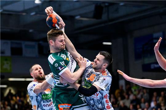 Göppingens David Schmidt (M) gegen Hannovers Ilija Brozovic (l) und Hannovers Hannes Feise (r).