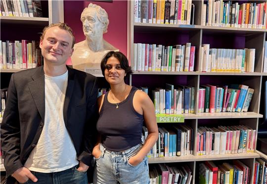 Goethe blickt ihnen über die Schultern: Die beiden deutschen Literaturstudenten Iven Yorick Fenker und Sonali Beher treten in New York (hier: die öffentliche Bibliothek des Instituts) ihre gemeinsame Lesereise fürs Goethe-Institut entlang der Ostküste der USA an.
