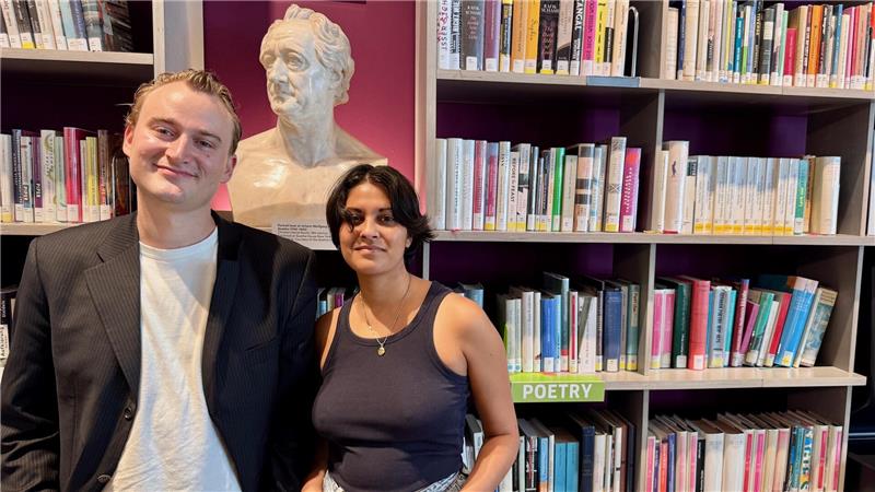 Goethe blickt ihnen über die Schultern: Die beiden deutschen Literaturstudenten Iven Yorick Fenker und Sonali Beher treten in New York (hier: die öffentliche Bibliothek des Instituts) ihre gemeinsame Lesereise fürs Goethe-Institut entlang der Ostküste der USA an.