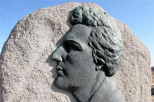 Göttingen mochte er nicht, Goslar beeindruckte ihn ebenfalls nicht, aber seine Harzreise zum Brocken enthält wunderbare Beschreibungen über die Region: Ein Gedenkstein erinnert auf dem Brocken an Heinrich Heine.