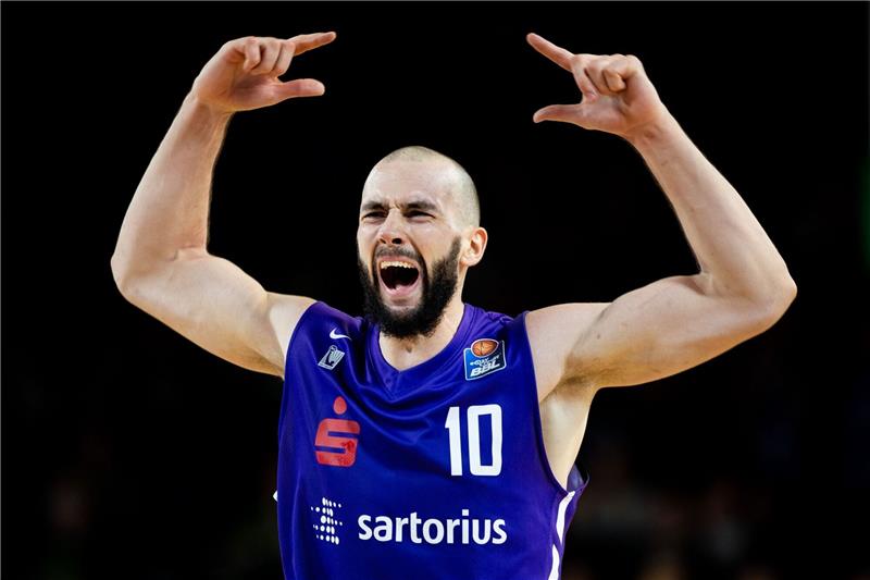 Göttingens Dennis Kramer gestikuliert im Spiel.