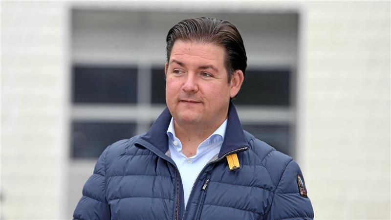 Ein Mann schaut in die Ferne.