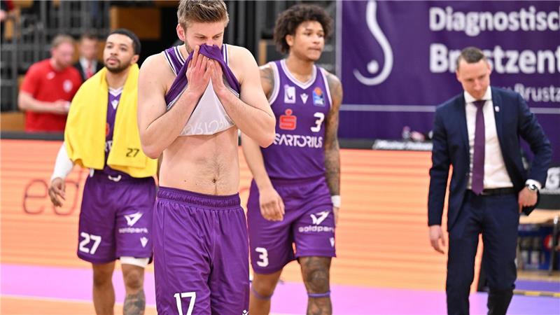 Göttingens Mathis Mönninghof (M) geht enttäuscht vom Spielfeld.