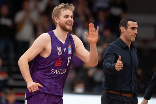 Göttingens Till Pape (l) und Göttingens Trainer Roel Moors gestikulieren.