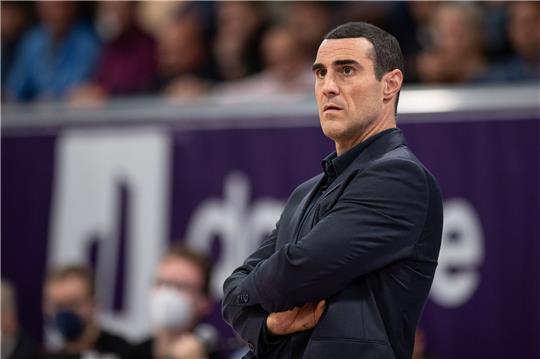 Göttingens Trainer Roel Moors steht am Spielfeldrand.