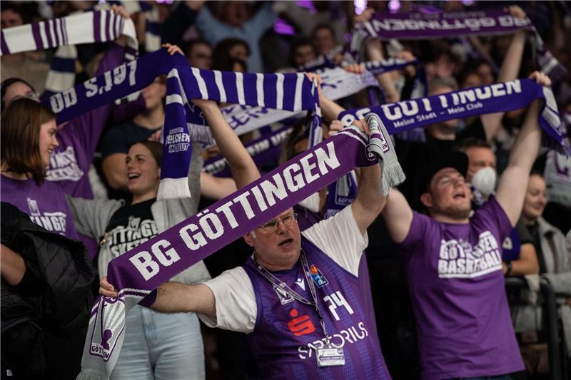 Göttinger Basketballer verpflichten US-Guard Edwards Göttinger Fans stehen mit ihren Schals auf der Tribüne.