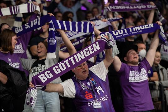 Göttinger Fans stehen mit ihren Schals auf der Tribüne.
