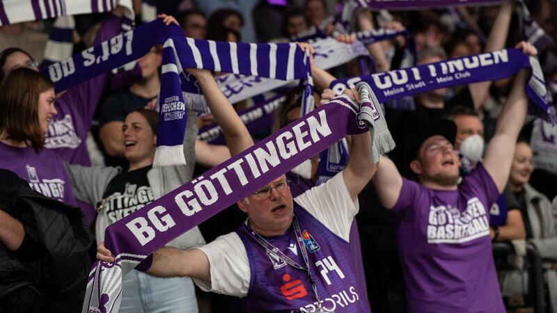 Göttinger Basketballer holen Niederländer Göttinger Fans stehen mit ihren Schals auf der Tribüne und feiern.