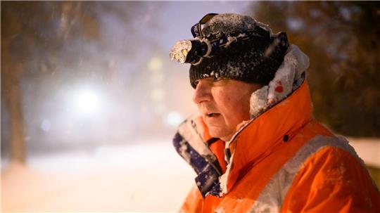 Götz Harbart, Anwohner in Laatzen bei Hannover, beim Schneeschippen: „Das wird ein langer Tag.“