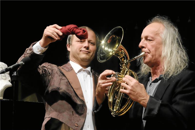 Gogol & Mäx muss man einfach mögen: Herrlich komische, schräge Musikartistik kommt dabei raus, wenn sie zusammen spielen – und das seit 30 Jahren. Am 11. Juni präsentieren sie im Goslarer Kulturkraftwerk ihr „Jubiläumslachkonzert“. Archivfoto: Zietz