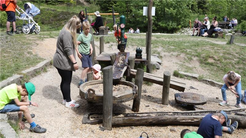 Weltkindertag auf dem Robinson-Spielplatz in Clausthal-Zellerfeld Gold gibt das Gestein zugegebenermaßen nicht preis, was die Kinder waschen können – dafür aber andere Erze. Foto: Neuendorf