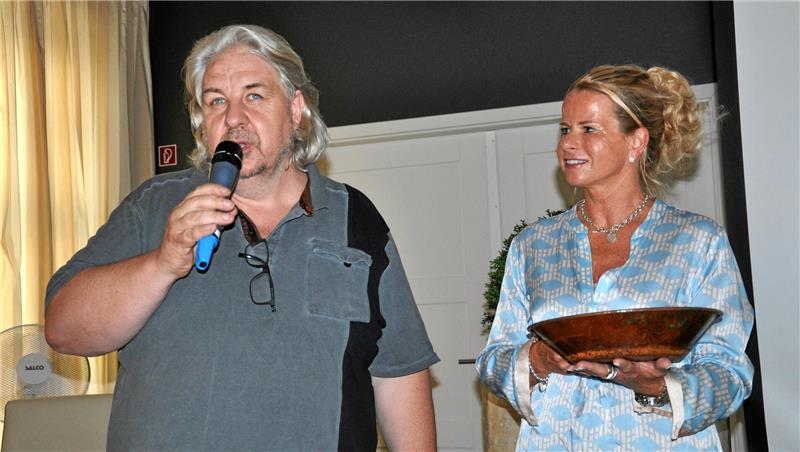 Gold in der Schale: Die damalige Fraktionschefin Urte Schwerdtner liefert die Yukon-Proben beim SPD-Altstadtdialog im Juni 2018 im „Schiefer“ am Ende wieder bei Heiko Rataj ab.