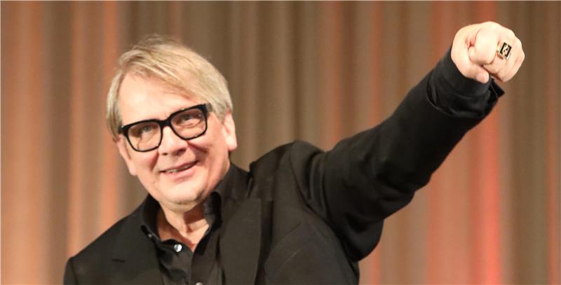 Sven Regener präsentiert den Ring.