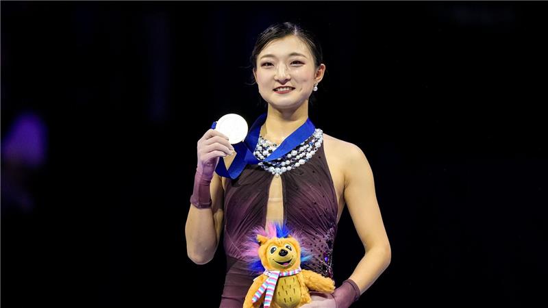 Goldmedaillengewinnerin Kaori Sakamoto aus Japan zeigt ihre Medaille. 