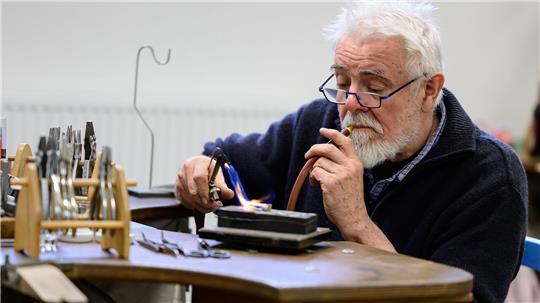 Goldschmied Peter Reddersen arbeitet seit mehr als 40 Jahren in seiner Werkstatt auf dem Werkhof Kukate. 