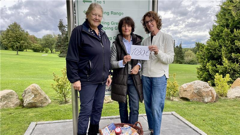Golfclub Harz spendet 1030 Euro und Lebensmittel an die Tafel Golfclub-Vorstand und Spielführerin Dagmar Vorhoff-Brell (links), und Ladies-Captain Katharina Rademacher (rechts) übergeben die Spenden an Kirsten Neveling von der Tafel.