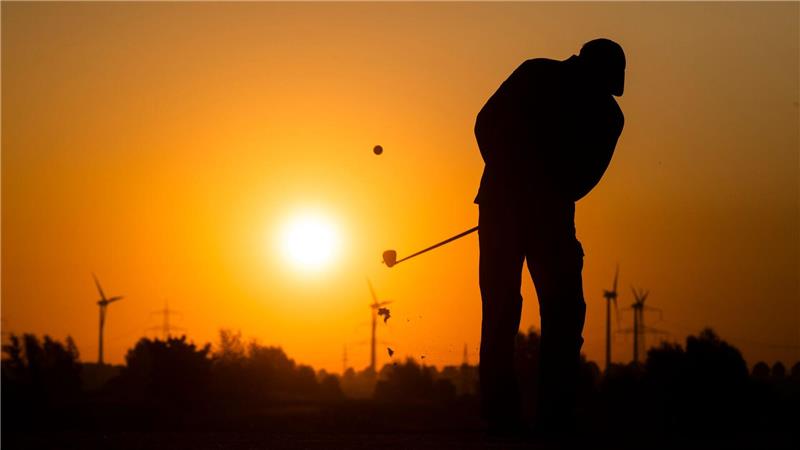 Warum manche Golfbälle nur beinahe im Loch verschwinden Golfen bei Sonnenaufgang. (Symbolbild)
