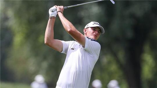 Golfer Jannik de Bruyn aus Deutschland schaut dem Schlag nach.