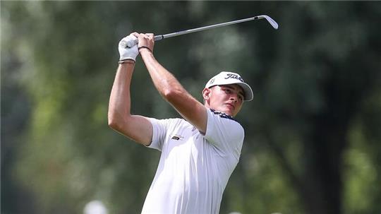 Golfer Jannik de Bruyn aus Deutschland schaut dem Schlag nach.