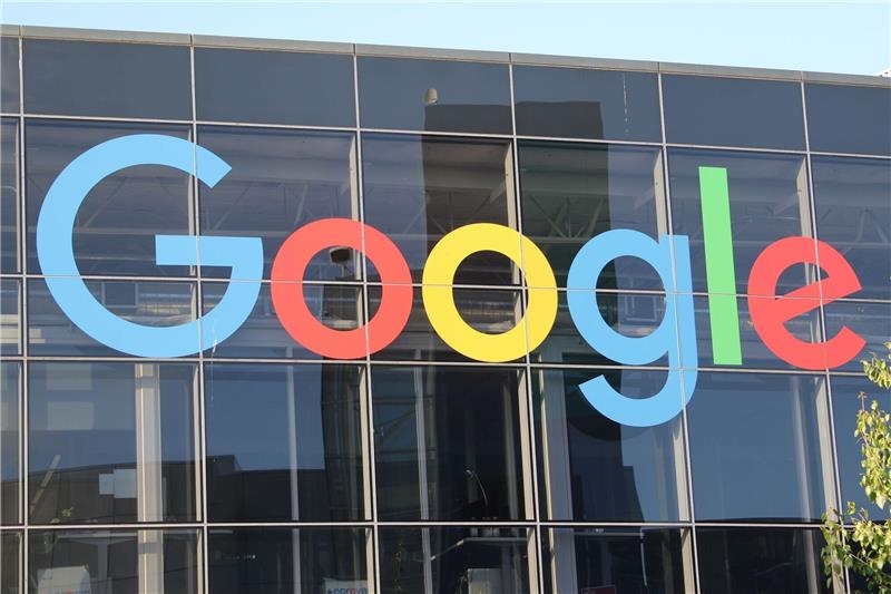 Google blockiert 5,5 Milliarden Werbeanzeigen im Jahr Google hat nach Angaben von Lennox 12,7 Millionen Konten von Werbetreibenden blockiert oder entfernt. Das entspricht fast einer Verdoppelung gegenüber dem Vorjahr.