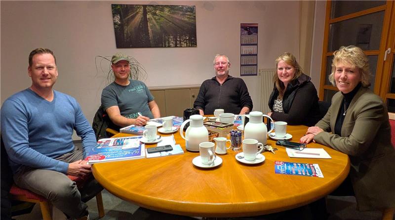 Das erwartet die Besucher beim Altenauer Wintermarkt Fünf Personen sitzen um einen runden Tisch auf dem Kaffekannen und Tassen stehen.
