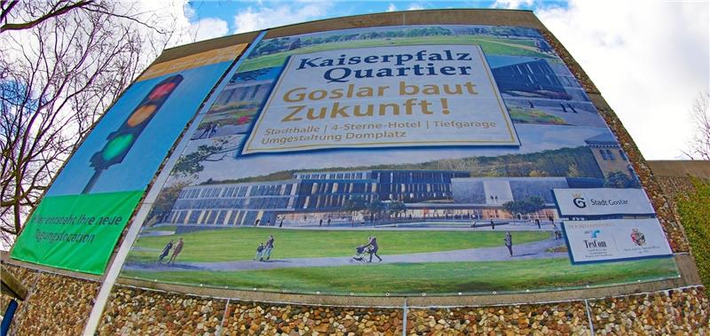 Goslar baut Zukunft rund um die Kaiserpfalz? Nicht alle stehen hinter dieser früheren Plakatbotschaft - zumindest, was eine finanzielle Beteiligung der Stadt am Bau der Halle angeht. Archivfoto: Epping
