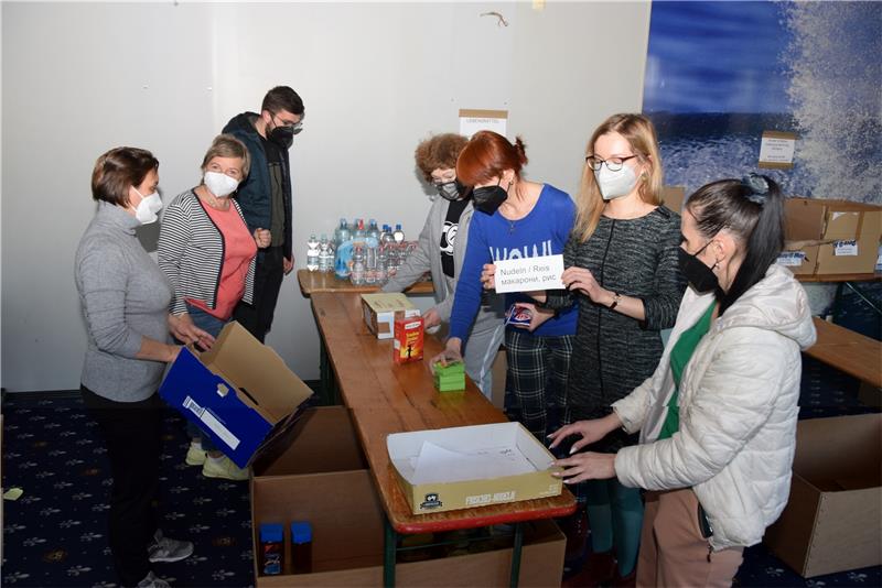 Ukraine-Krieg: Zwischenbilanz der GZ-Spendenaktion „Goslar hilft der Ukraine“: In der zentralen Anlaufstelle Im Schleeke packen viele Ehrenamtliche mit an, auch Flüchtlinge und unterschiedlichster Herkunft. Foto: Kleine