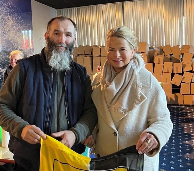 12. Dezember: Urkainer Jarek bringt Hoffnung zu den Menschen „Goslar hilft der Ukraine“: Urte Schwerdtner und Jarek, der von Goslar aus Hilfstransporte organisiert – gerade auch jetzt in der Adventszeit. Fotos: Privat