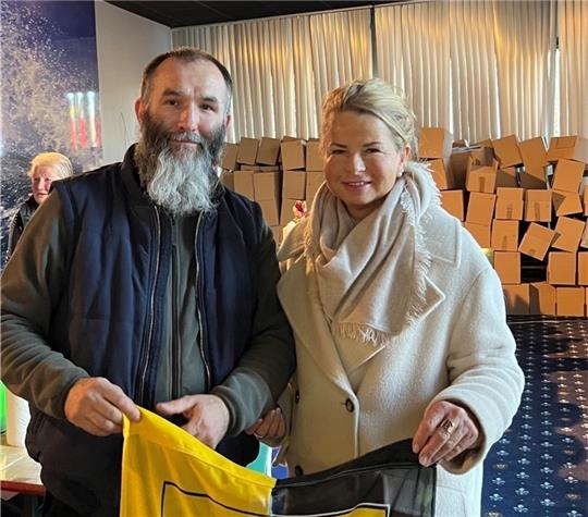 „Goslar hilft der Ukraine“: Urte Schwerdtner und Jarek, der von Goslar aus Hilfstransporte organisiert – gerade auch jetzt in der Adventszeit. Fotos: Privat