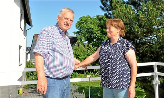 „Goslar ist unsere Heimat“: Ernst und Elita Steinecke wechseln 1992 aus der Uni-Stadt Göttingen auf die andere Seite des Harzes und genießen das Leben am Georgenberg. Heute feiert der frühere Direktor des Ratsgymnasiums seinen 75. Geburtstag. Foto: Heine