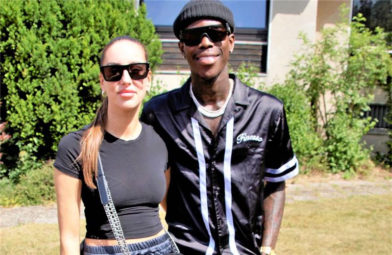 Jetzt hilft nur noch Dennis Schröder Goslar kennt er schon: Basketball-Superstar Dennis Schröder mit seiner Frau Ellen ist im Juni 2022 zu Besuch bei den Regionsjugendmeisterschaften auf der Anlage des TKG an der Grauhöfer Straße. Foto: GZ-Archiv/Dürich