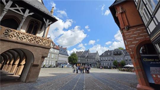Goslar kommt gleich nach Siena: Bauchef Thomas Malnati lobt den Marktplatz für seine hohe gestalterische Qualität. Zwischen Rathaus und „Kaiserworth“ ist freilich noch etwas nachzubessern.