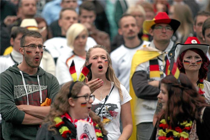 Goslar ruft: Michelle Pape und Alicia Kirchhoff (vorn) reisen stets aus Bockenem an und sind Stamm-Rudelguckerinnen.