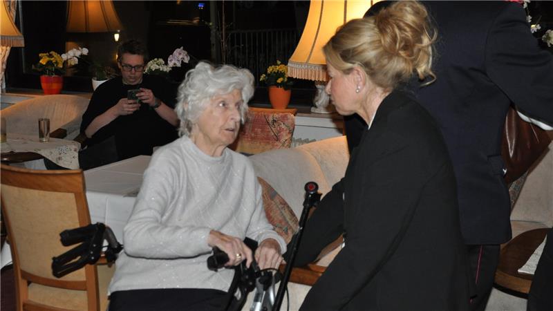 Marta Lattemann-Meyer hält beim Neujahrsempfang die Hand von Goslars Oberbürgermeisterin Urte Schwerdtner. 