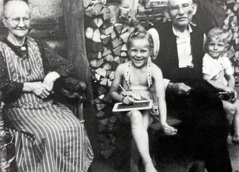 Nach dem Ende des Krieges: Nur die ärgsten Nazis fliegen raus Goslarer Nachkriegszeit: Das Bild der Hinterhöfe – hier im Jahr 1946 – war von Stapeln mit Brennholz geprägt.