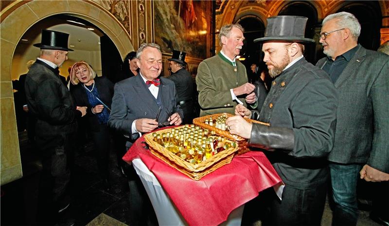 Goslarer Schornsteinfeger verheißen beim Neujahrsempfang nicht zuletzt auch mit kleinen Wölti-Flaschen Glück(seligkeit). Foto: Epping
